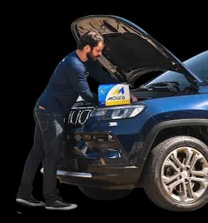 Especialista instalando uma bateria Moura